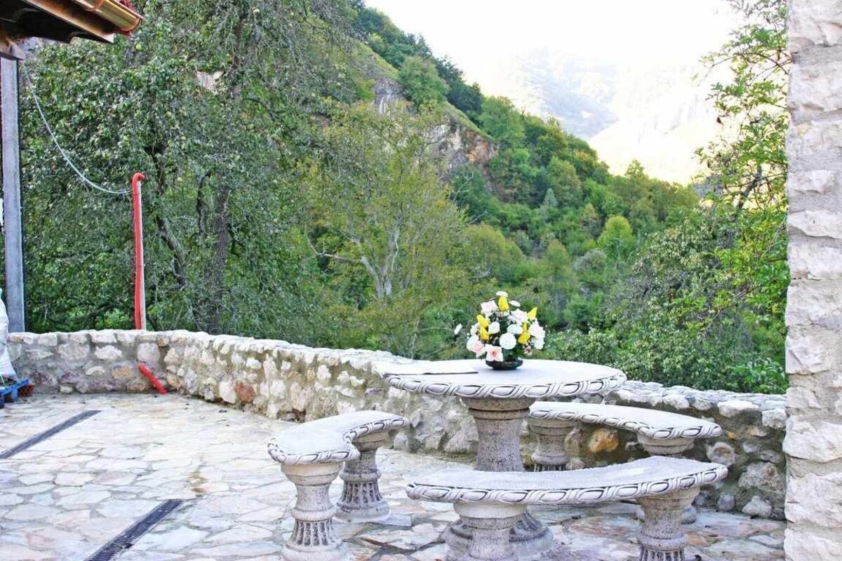 Apartamentos Valdecarzana. Braña Charamaxil senda del oso